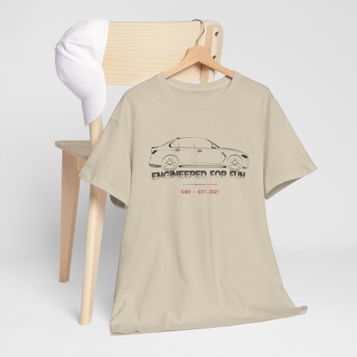 T-Shirt mit BMW M3 G80 Sedan Silhouette für Herren – Design Engineered for Fun